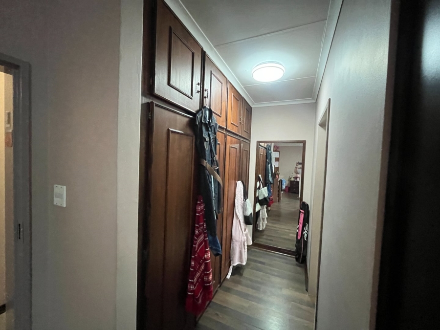 5 Bedroom Property for Sale in Van Der Hoff Park North West